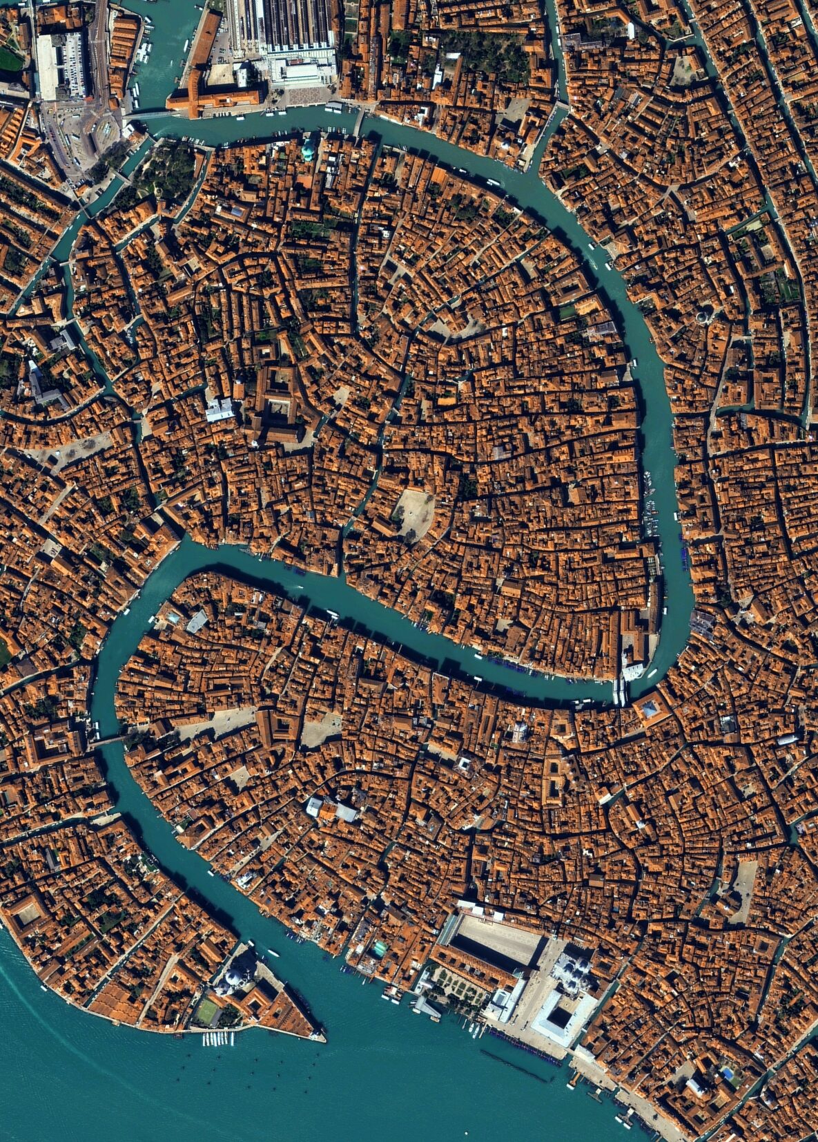 Canal Grande : This satellite image reveals the full S-shaped curve, starting from Train Station at the top and ending at the Piazza San Marco at the bottom