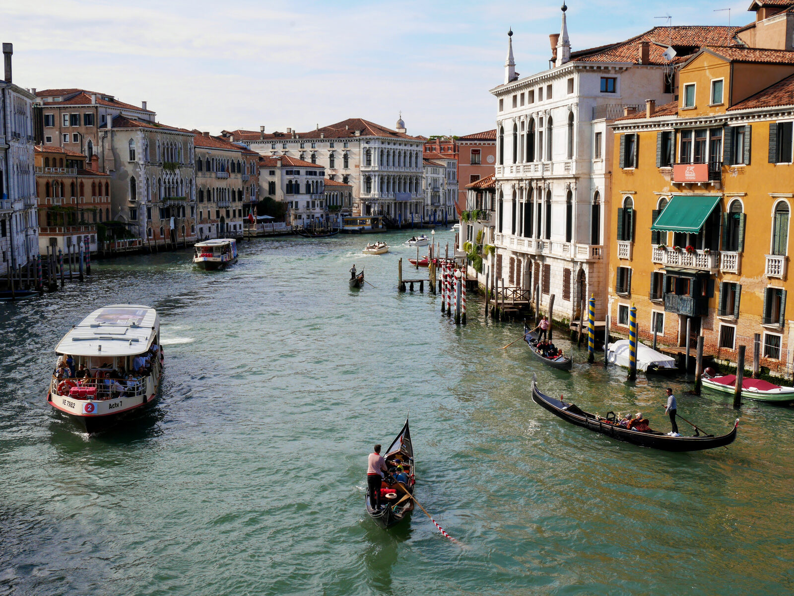 Canal Grande : Turning to face west, the canal reveals the start of its iconic S-curve