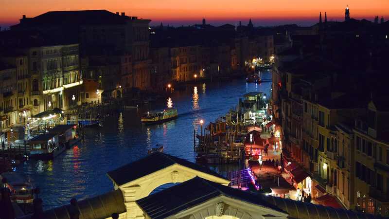 Canal Grande : As evening sets in, the area around Rialto Bridge becomes calm and almost magical