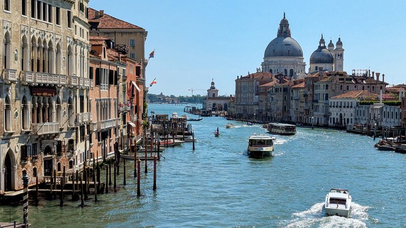 Canal Grande : Perhaps the most iconic view of all: looking east from the Accademia Bridge