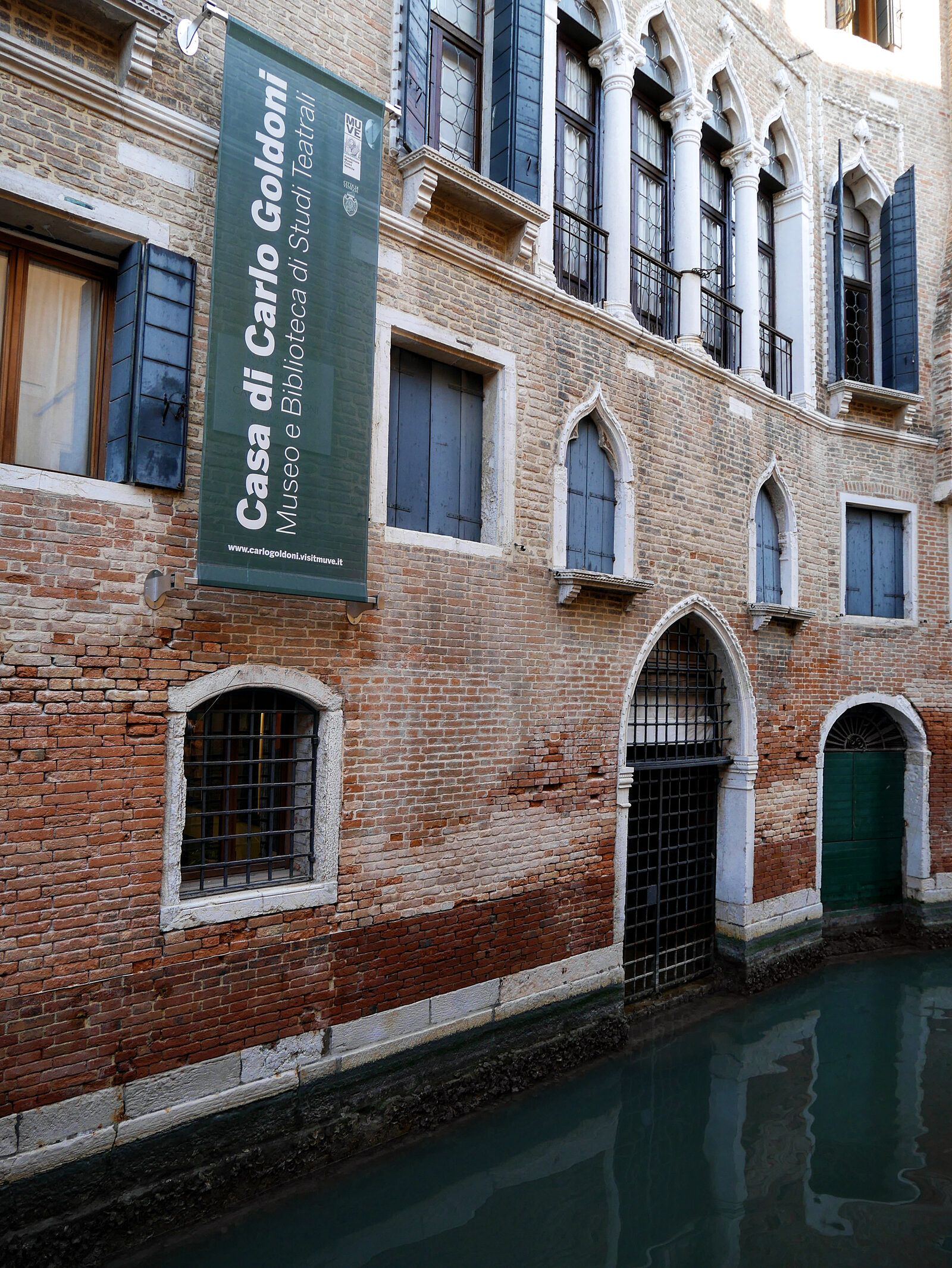 Carlo Goldoni's House : The beautiful facade gracefully curves to align with the meandering canal it faces