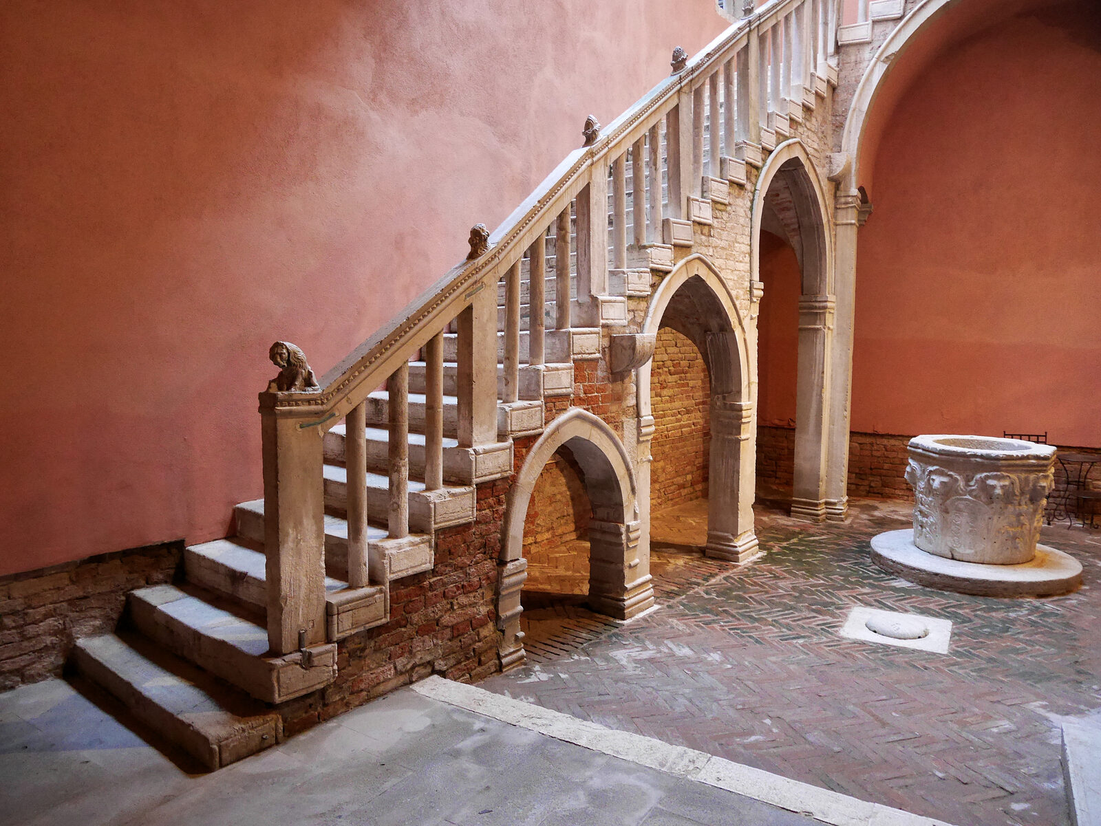 Carlo Goldoni's House : The charming courtyard boasts a striking open stairway with Istrian stone handrail, small cylindrical columns and a decorative lion and pine cones
