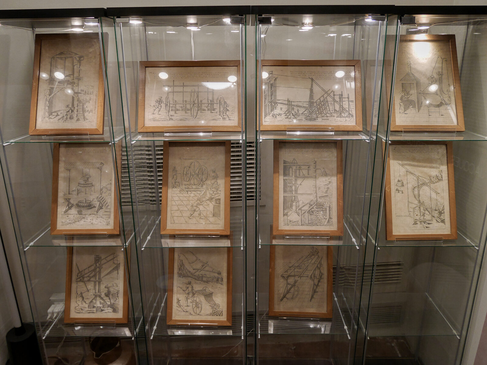 Da Vinci Interactive Museum : Various drawings of prototypes and machinery