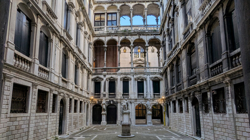  : O pátio interno do Palazzo Pisani