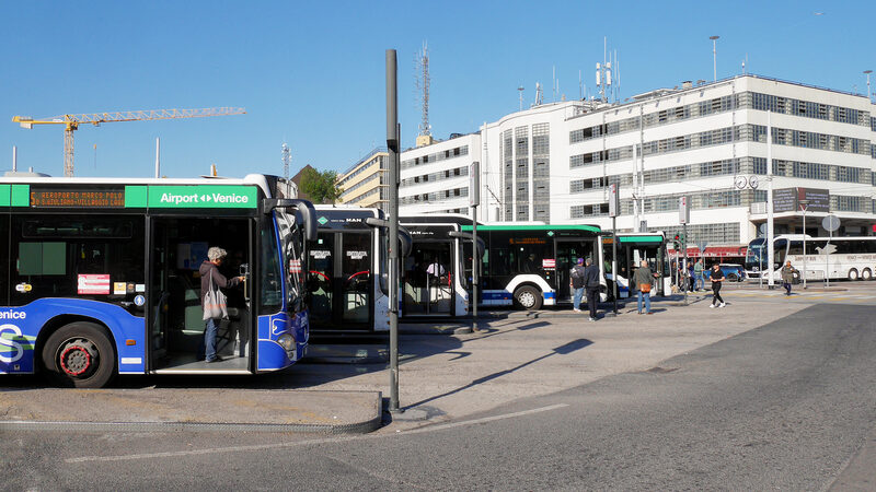  : Piazzale Roma é o terminal dos ônibus vindos dos aeroportos de Veneza, bem como de ônibus regionais e bondes do continente