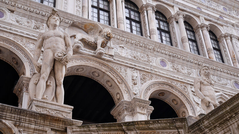 Palazzo Ducale : In cima alla Scala dei Giganti, due imponenti statue marmoree di Marte e Nettuno, un tempo guardiani del trono del Doge