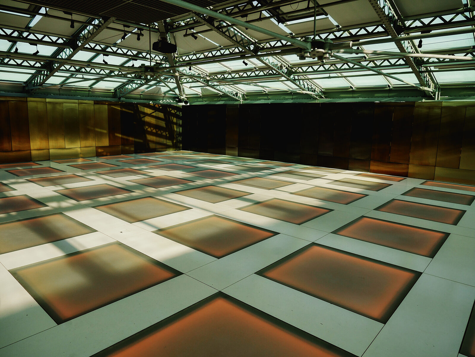 Fondaco dei Tedeschi : The glass ceiling above the inner courtyard serves as the meeting place for access to the terrace