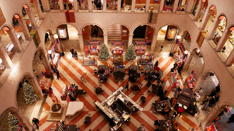Fondaco dei Tedeschi : The grand inner courtyard of the former warehouse is the core of the current shopping mall