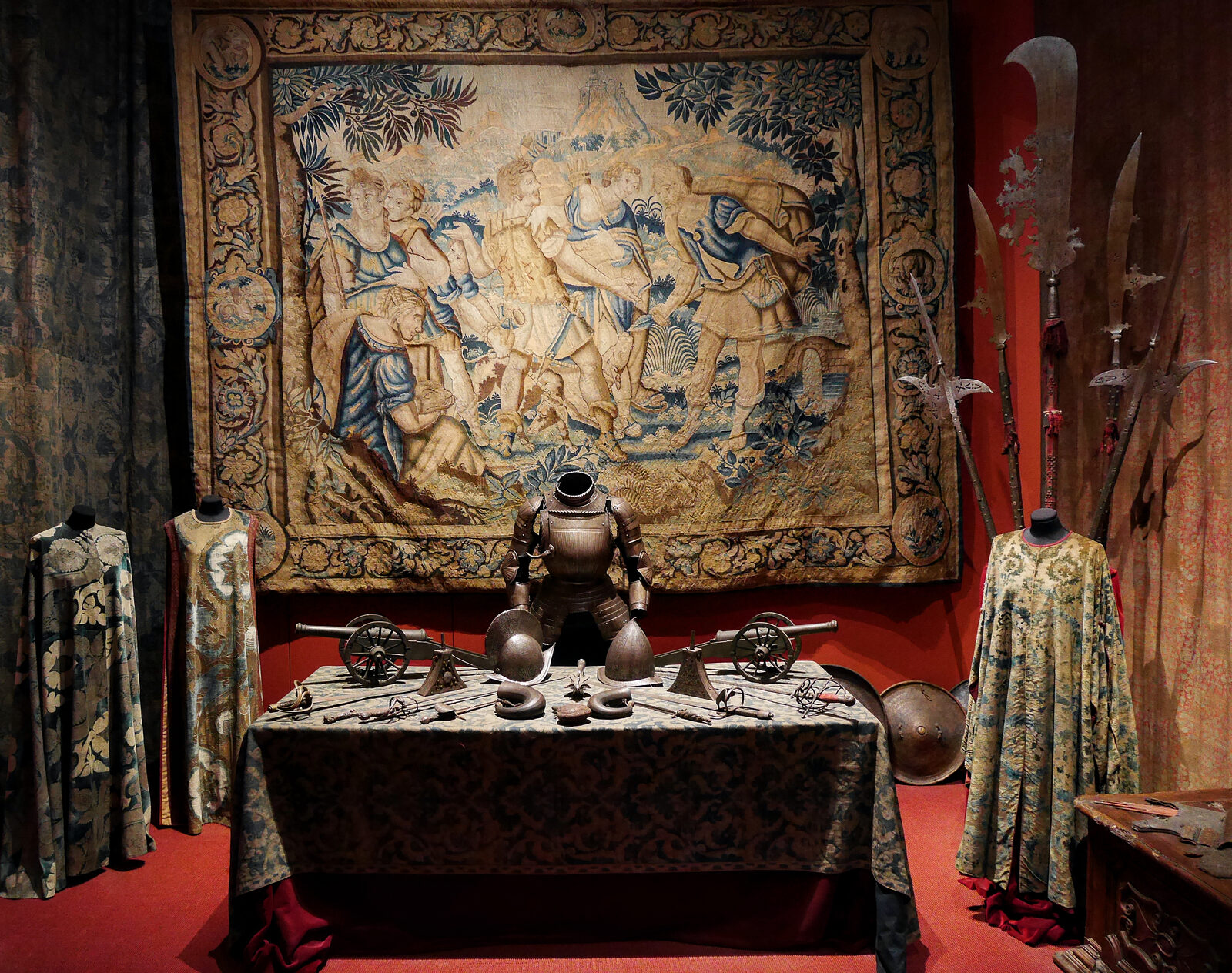 Fortuny Museum : Assorted printed fabrics complemented by Venetian weaponry