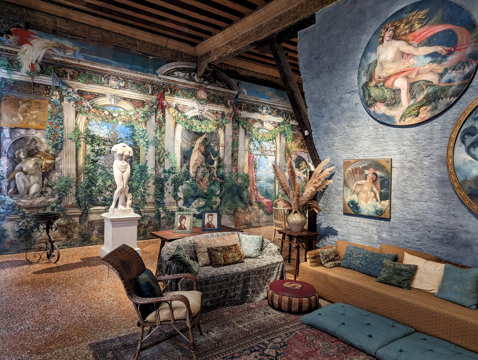 Fortuny Museum : The Winter Garden is remarkable for its unexpected painting cycle on the wall, meticulously crafted by Fortuny over 25 years