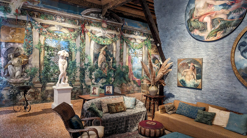 Fortuny Museum : The Winter Garden is remarkable for its unexpected painting cycle on the wall, meticulously crafted by Fortuny over 25 years