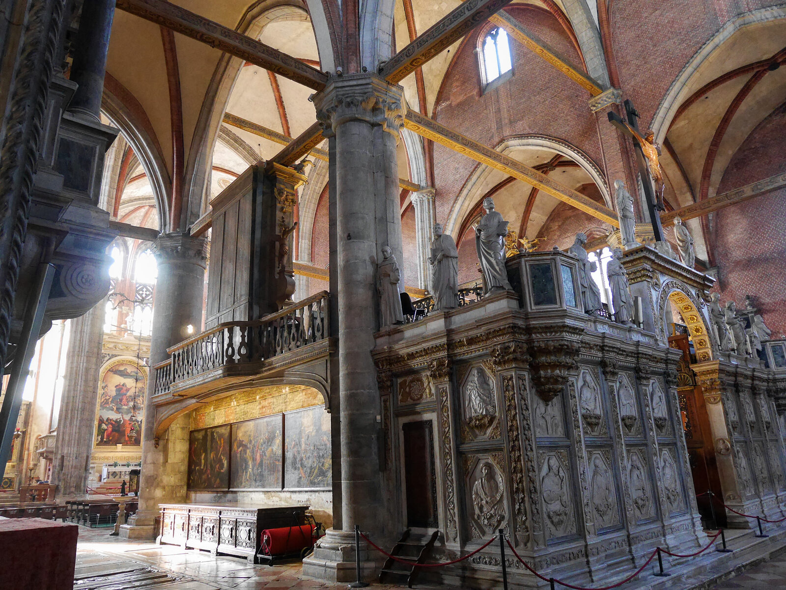 Frari Basilica : Installed in 1475, the choir screen was designed to separate the friars from the congregation during services