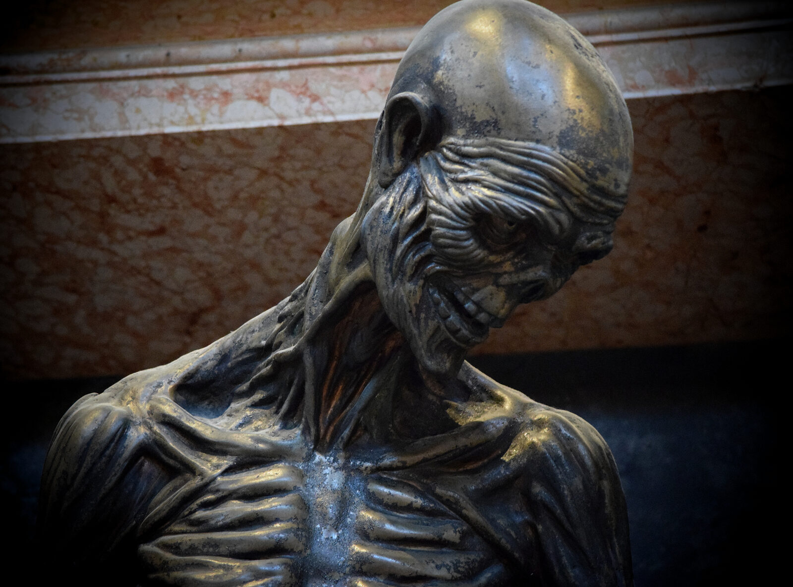 Frari Basilica : The giant bronze skeletons will for sure send shivers down your spine