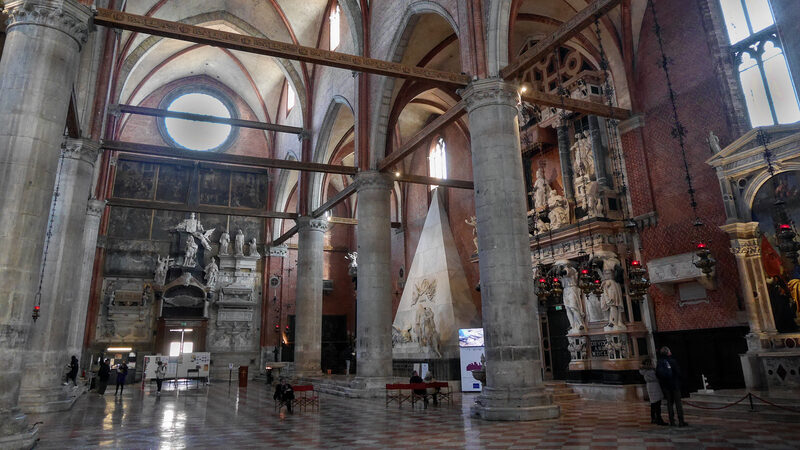 Frari Basilica : The counter-facade and the lateral walls are lined with monumental mausoleums