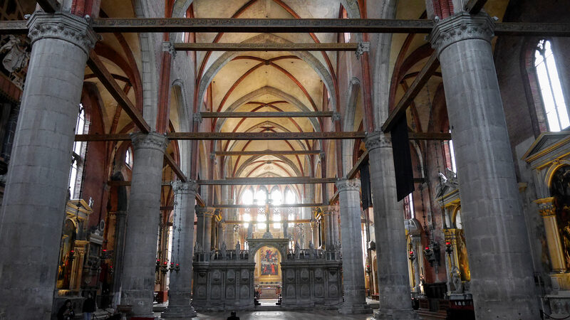 Frari-Kirche : Das gewaltige Kirchenschiff öffnet sich eindrucksvoll, wobei der Hochaltar durch das kunstvoll geschnitzte Chorgitter sichtbar ist.