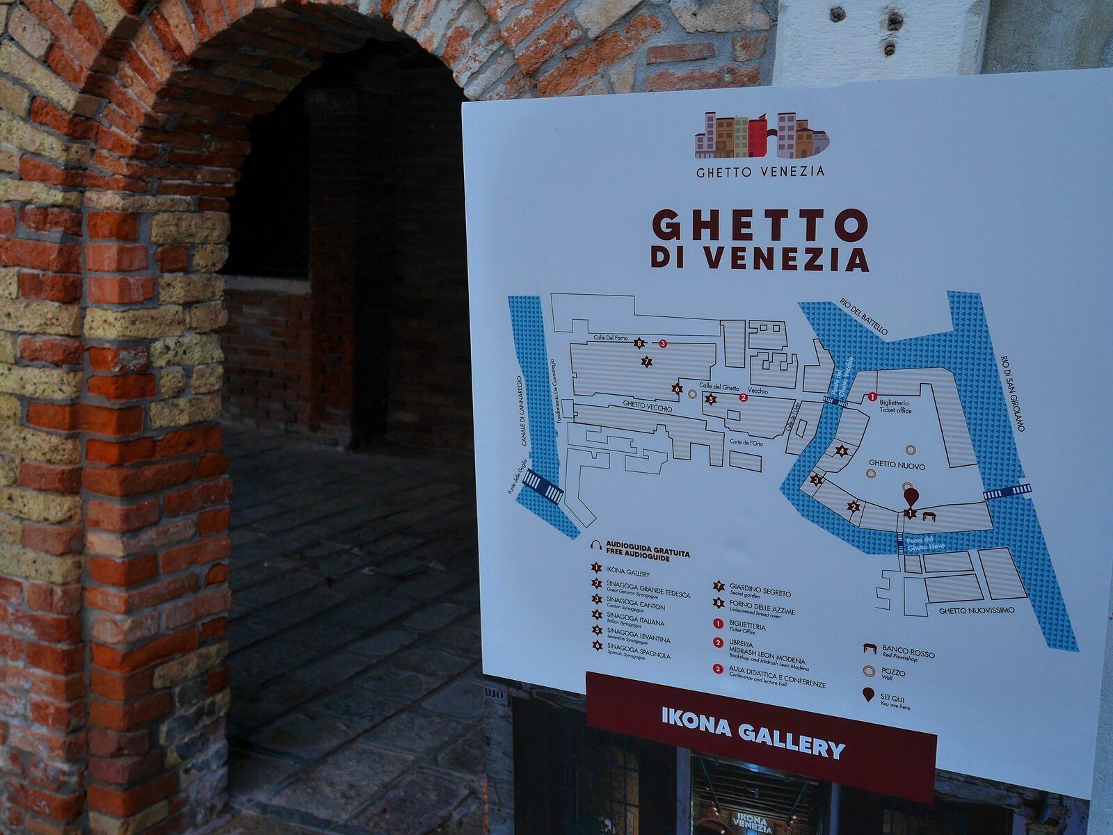 Ghetto Ebraico : This map of the Jewish Quarter highlights key landmarks, with the main square visible on the right.