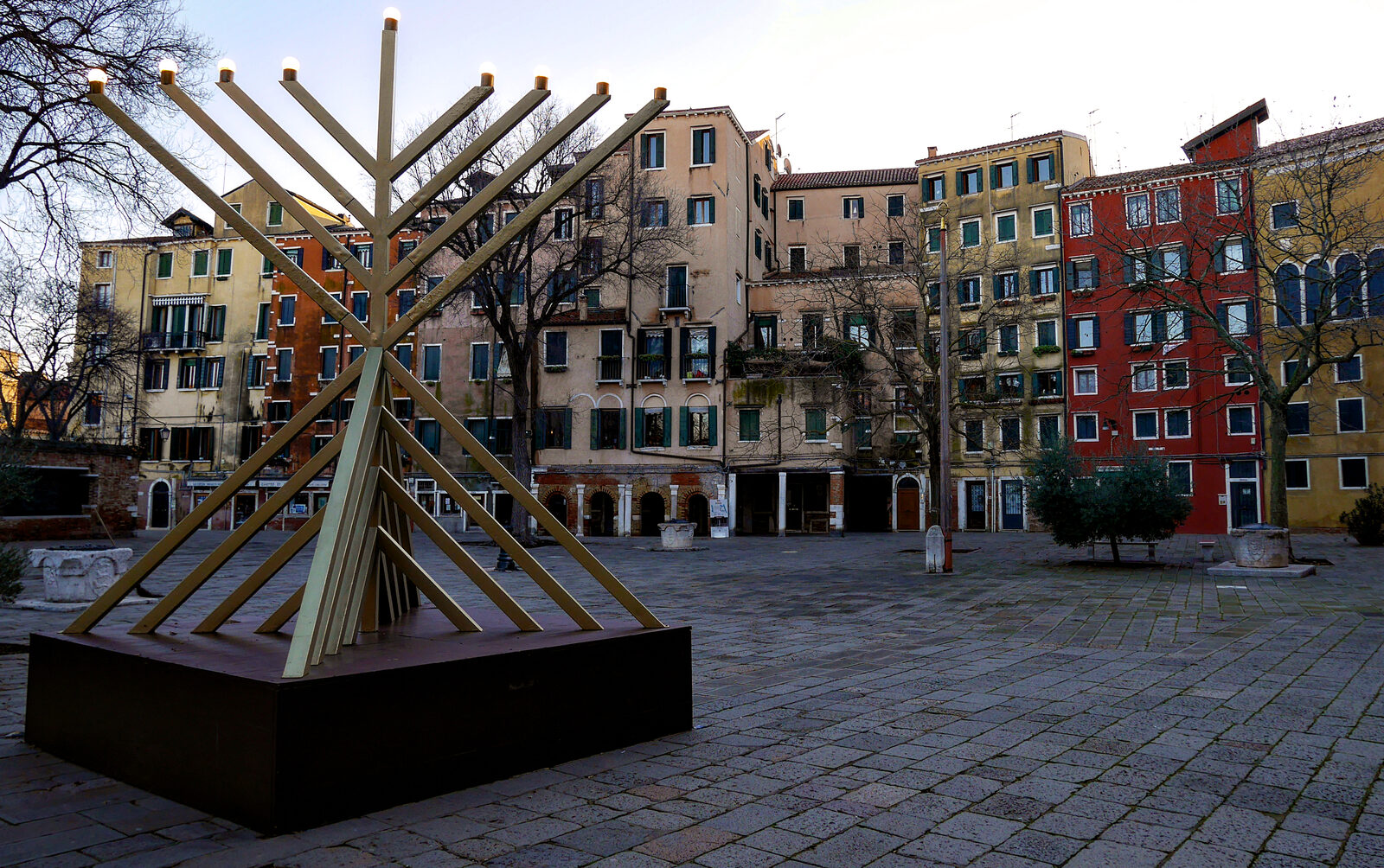Ghetto Ebraico : The main square, Campo di Ghetto Nuovo, early on a Hanukkah morning.