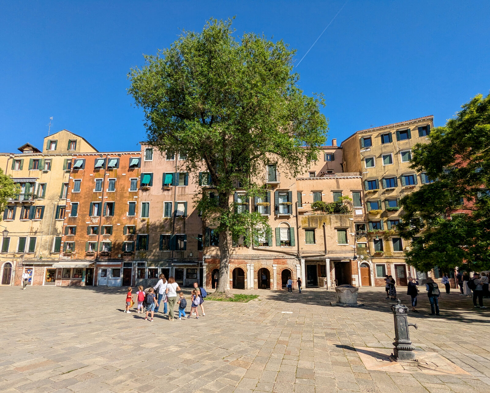 Ghetto Ebraico : The same campo on a beautiful summer day. Despite the name “Nuovo” (New), this was the original area where Jews were first required to live.