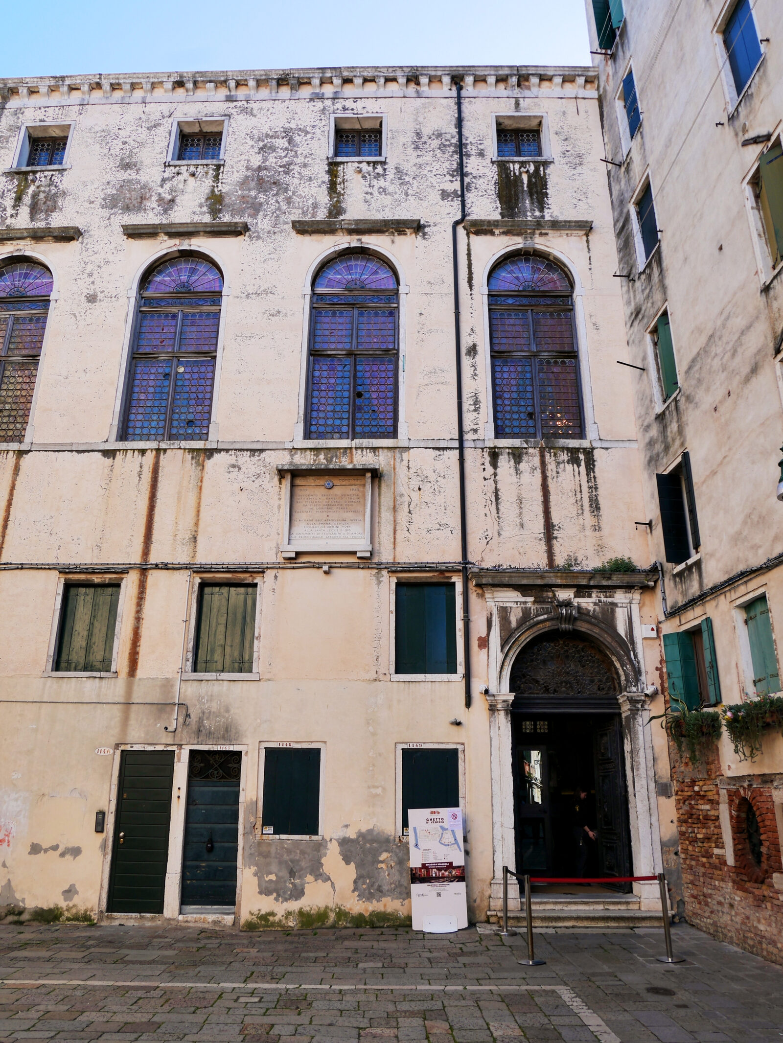 Ghetto Ebraico : The nearby Spanish Synagogue was permitted only on condition it be hidden inside a building with no visible signs of being a place of worship.