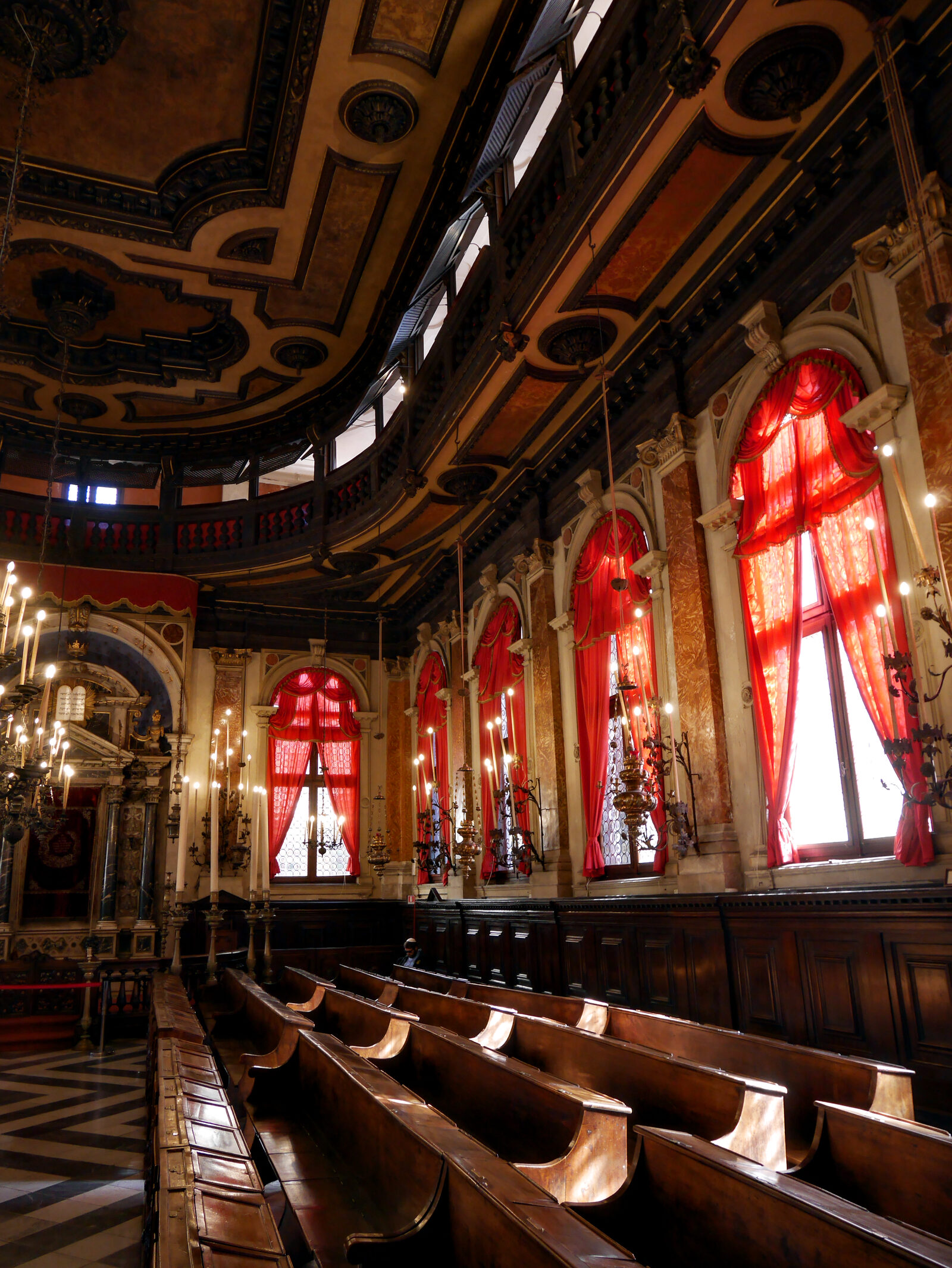 Ghetto Ebraico : The Spanish Synagogue’s interior is bright and airy, thanks to its large windows.