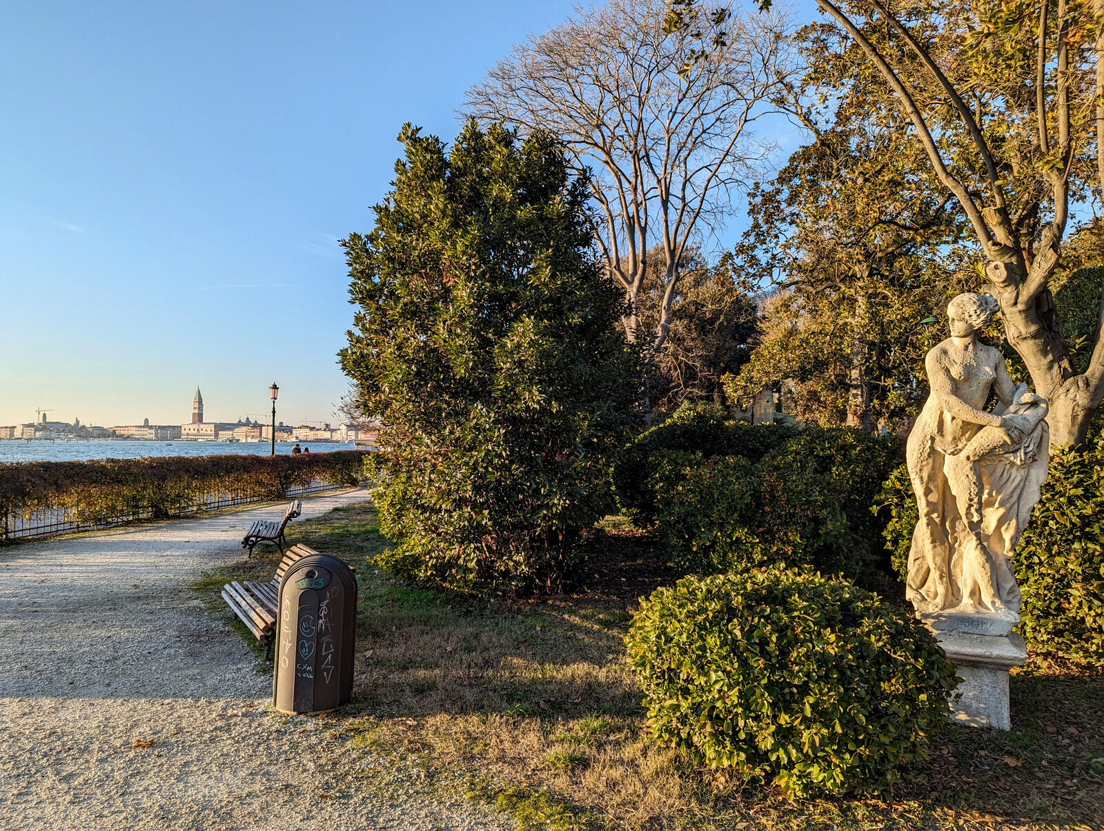 Biennale Gardens : The Giardini are the perfect place to relax end enjoy spectacular views over the entire San Marco basin.