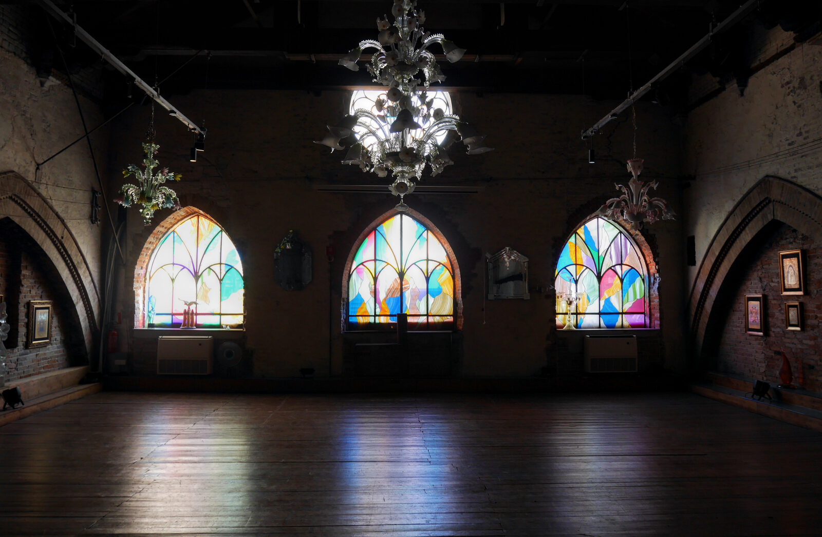 Glass Cathedral : All the original details have been preserved, with a few additions to create a unique atmosphere