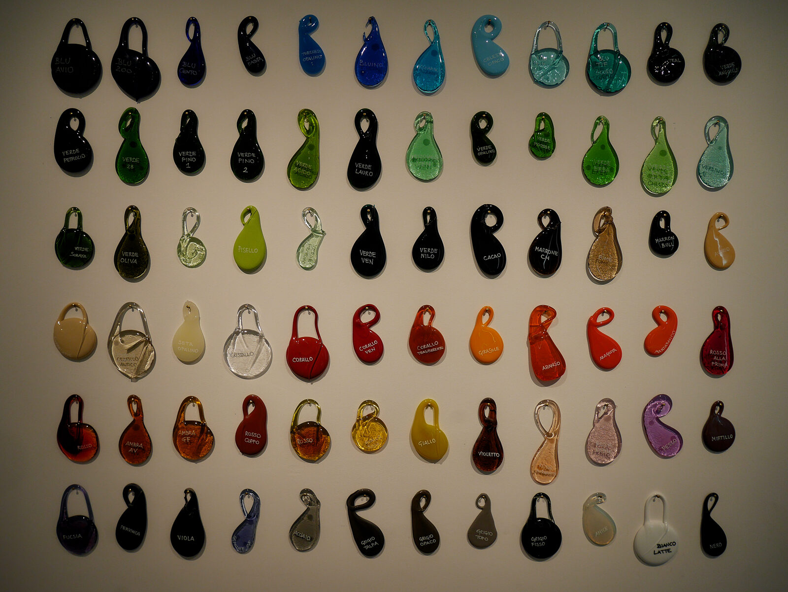 Glass Museum : Glass can adopt a myriad of colors ...