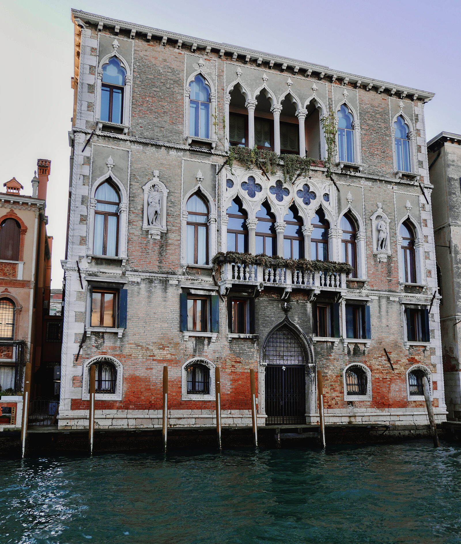 Grand Canal : Palazzo Loredan dell'Ambasciatore used to serve as the residence for ambassadors of the Austrian Empire