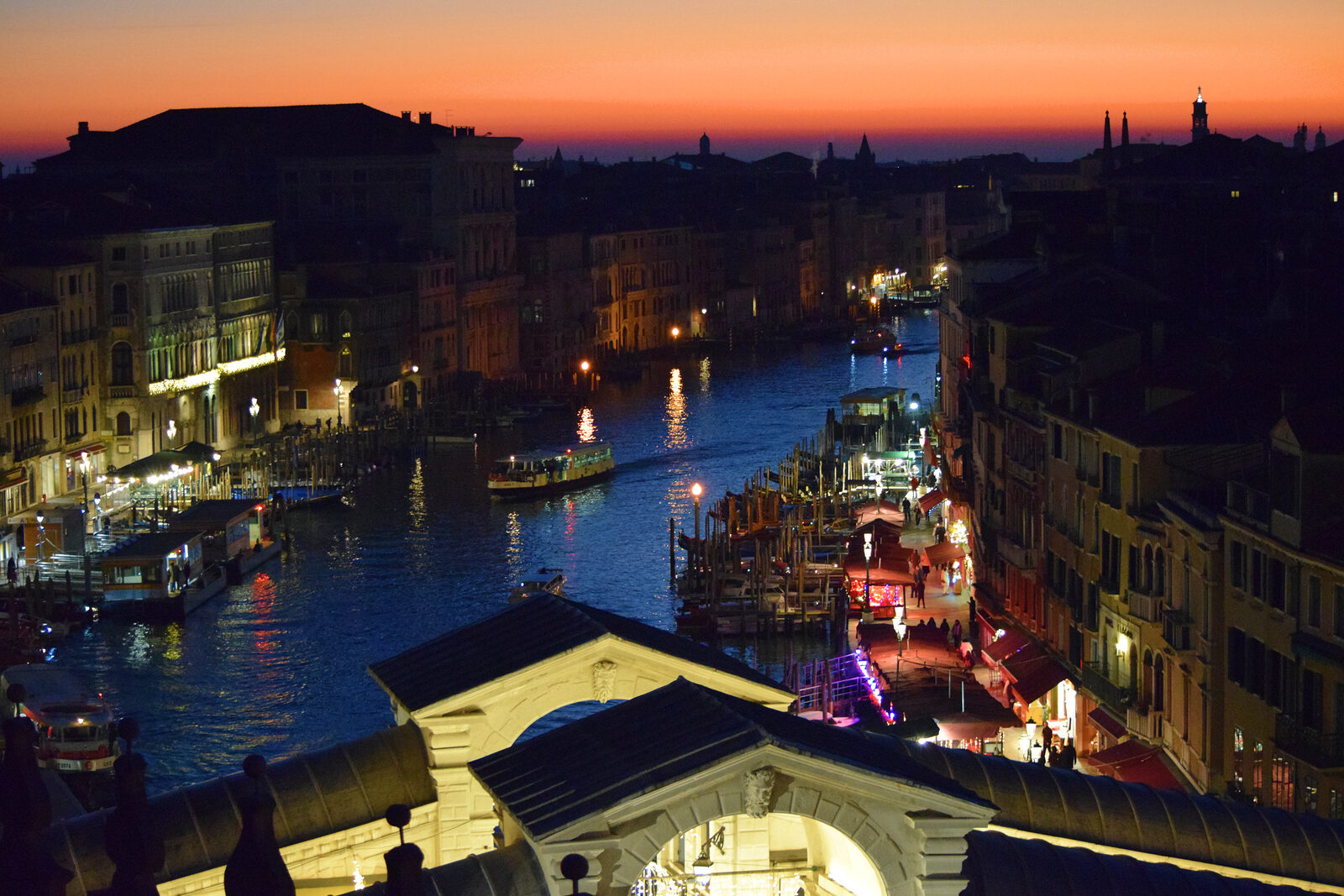 Grand Canal : As evening sets in, the area around Rialto Bridge becomes calm and almost magical