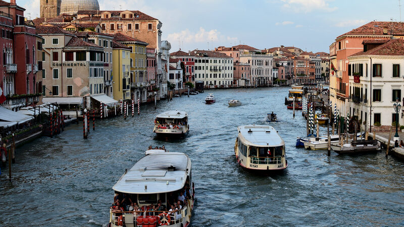 カナル・グランデ : Ponte degli Scalziから: ヴェネツィア駅を行き来する船で混雑