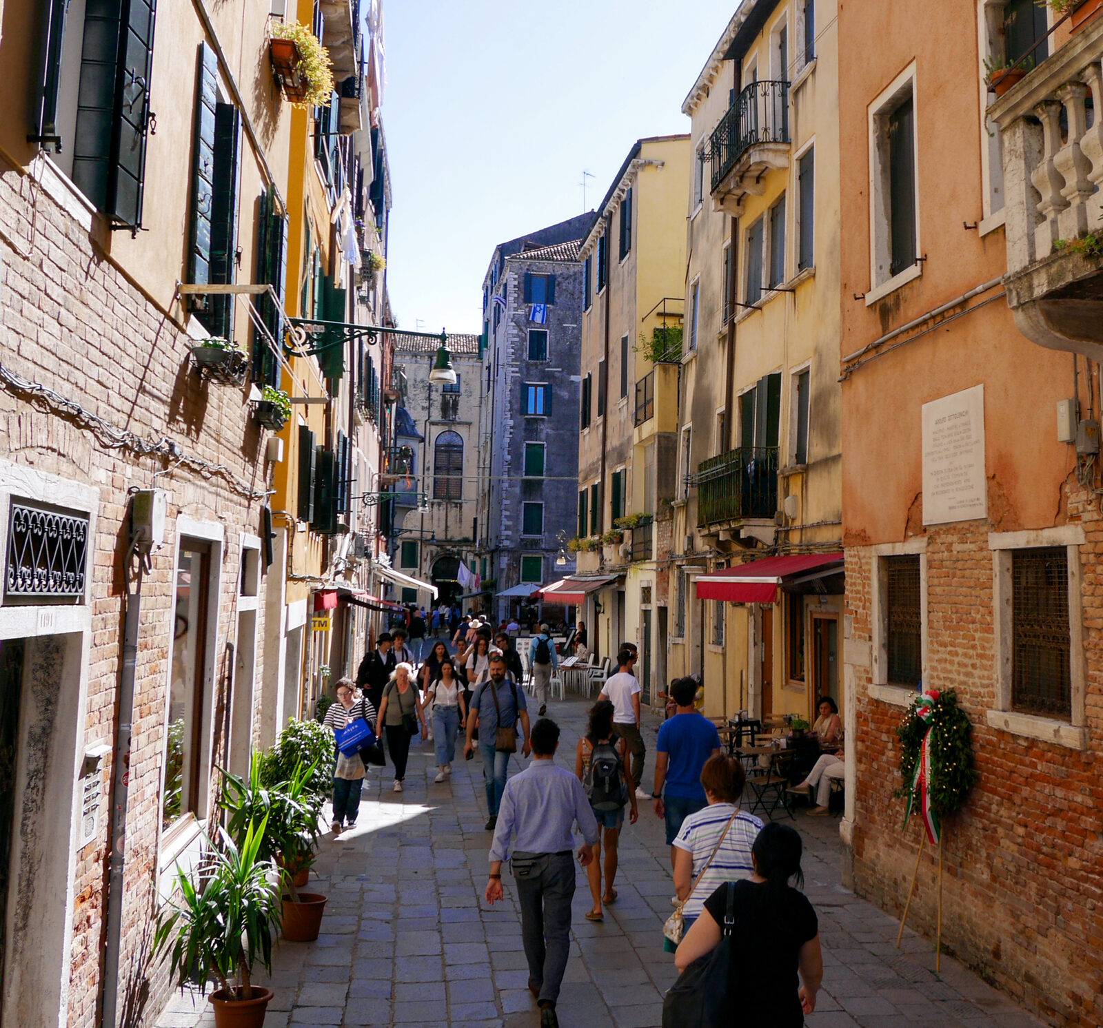 Jewish Ghetto : Exiting Campo Nuovo along Calle del Ghetto Vecchio, where two synagogues right next to each other can be visited.