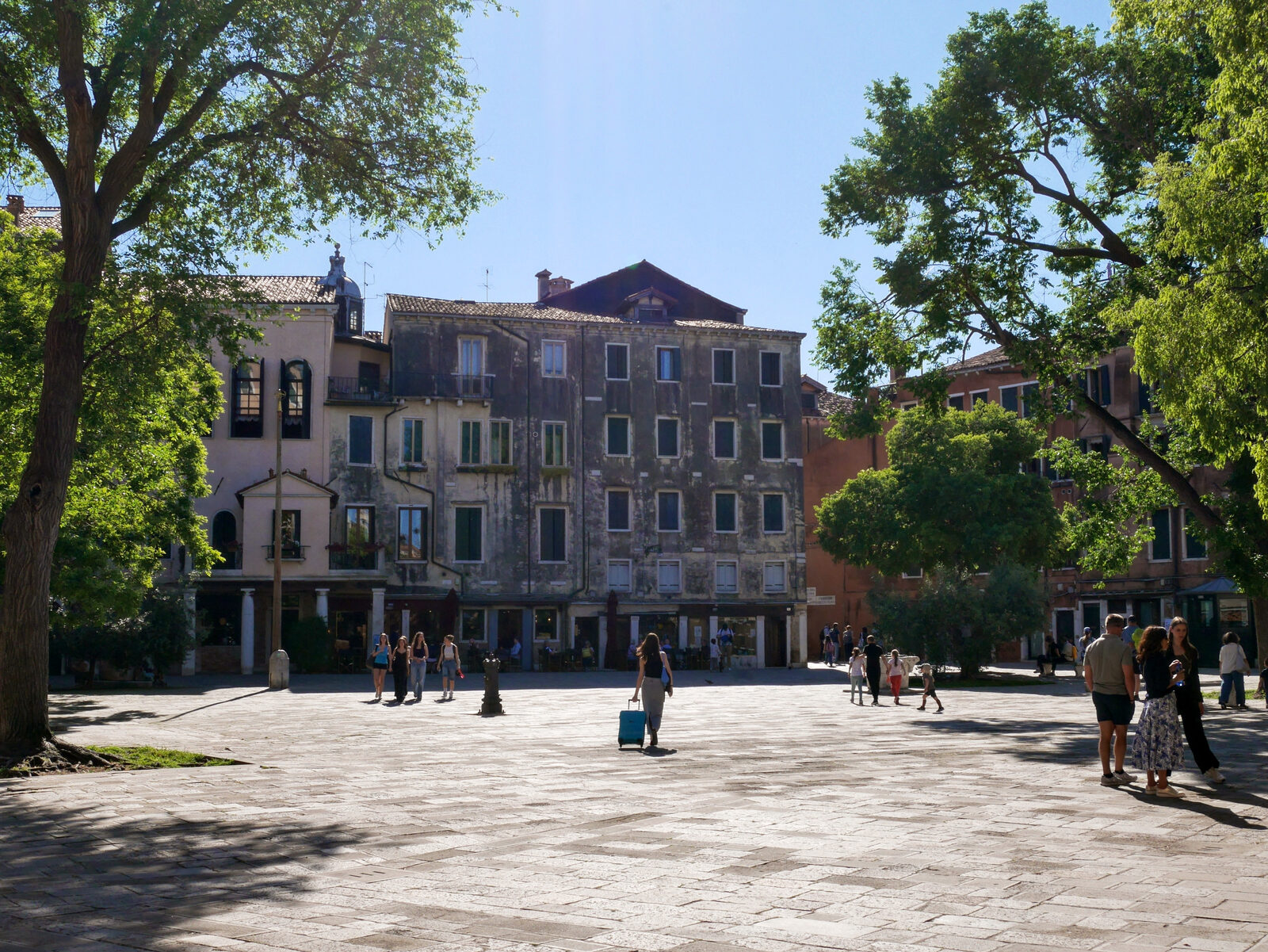 Jewish Ghetto : Perhaps even more discreet is the Italian Synagogue, tucked above the white columns to the left (back in Campo Nuovo).
