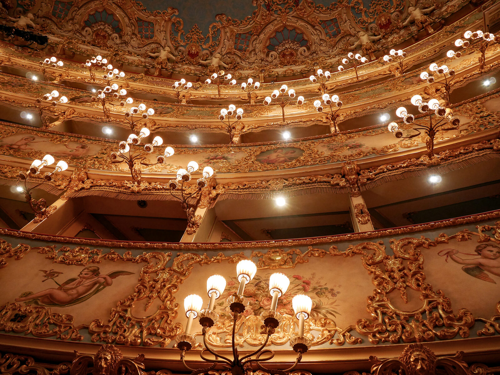 La Fenice : The ambient light is further enhanced by numerous wall sconces, each with three to five arms, positioned next to the boxes