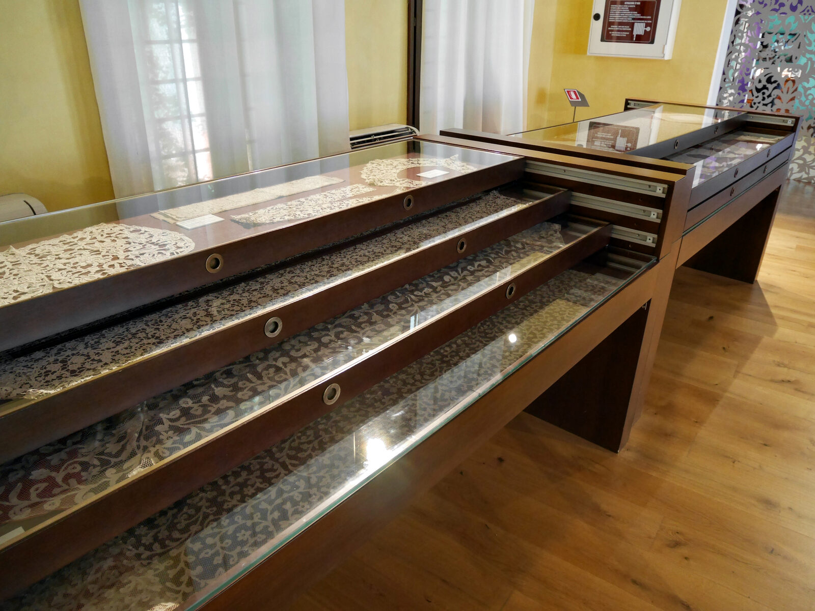 Lace Museum : The sliding drawers allow you to closely examine each lace piece