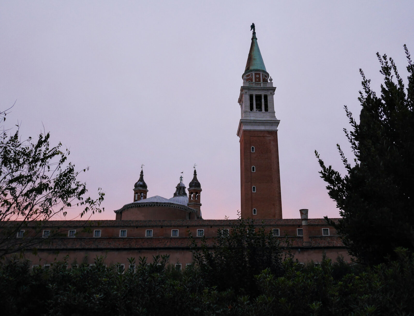 Le Stanze del Vetro : Achterzijde van San Giorgio Maggiore en de iconische klokkentoren vanaf de ingang van de tentoonstelling