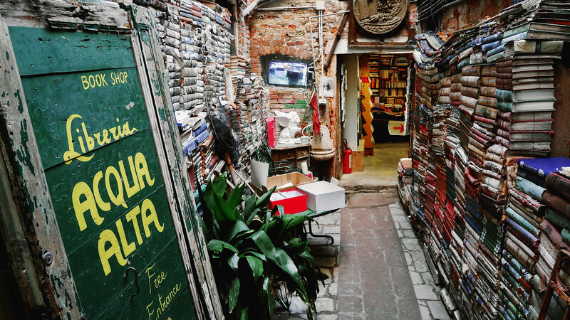 Libreria Acqua Alta : Browsing through the book collection could easily occupy you for hours