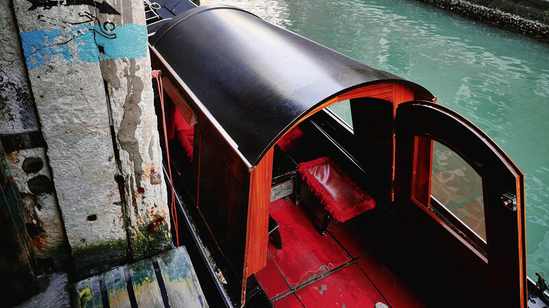 Libreria Acqua Alta : Wait, am I allowed to step inside?