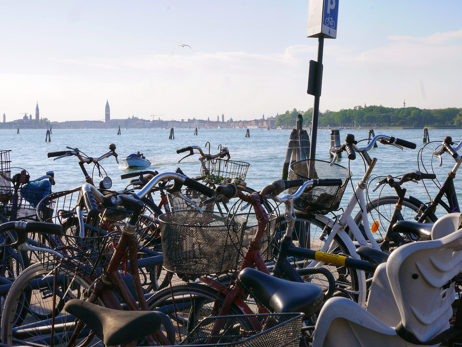Lido : Renting bicycles is a great way to explore the island and easily reach various stretches of beach