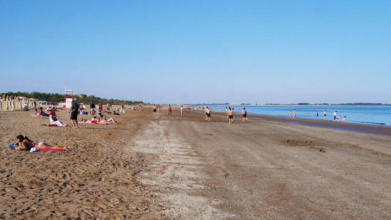 Lido : This is the closest beach to the Lido vaporetto stop: just about a 10-minute walk away