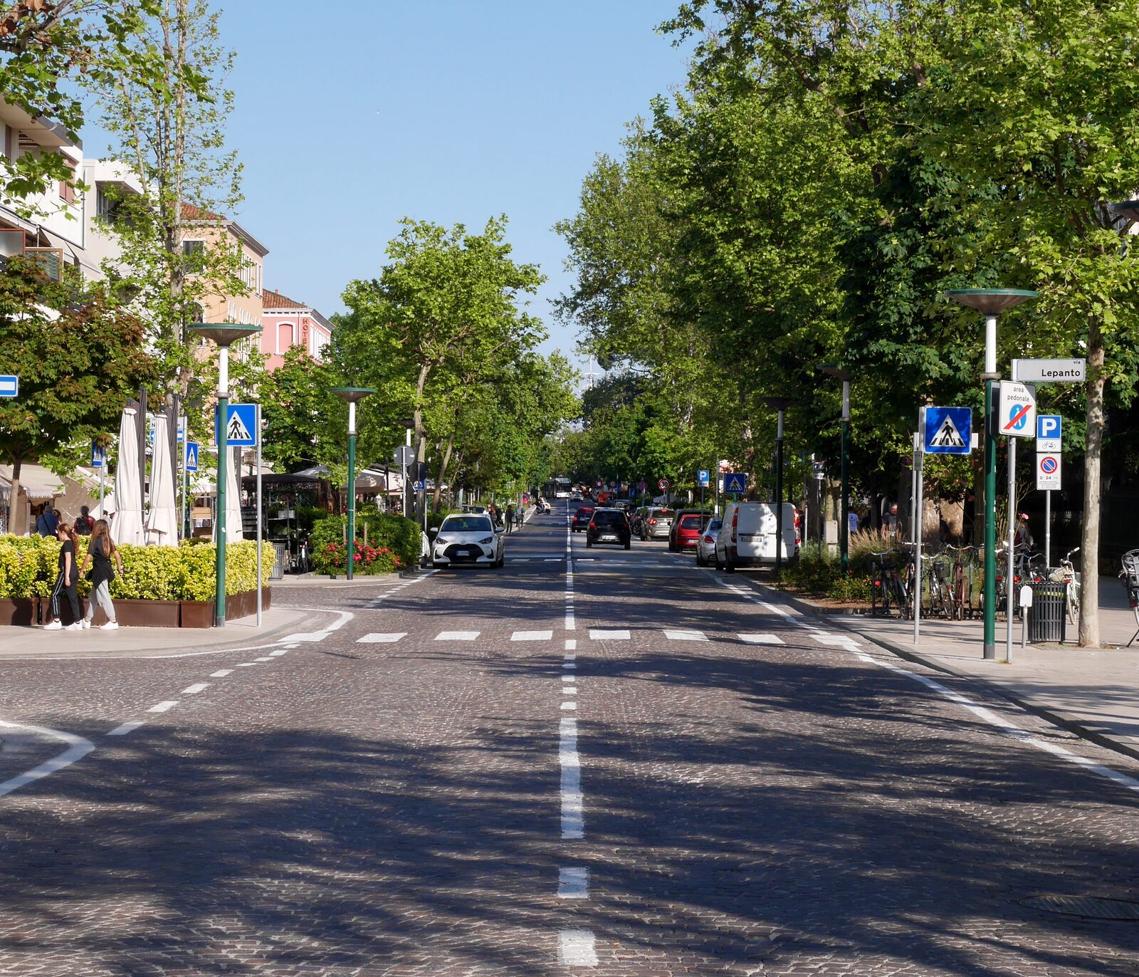 Lido : On your way to the beach, it might come as a surprise - after getting used to car-free Venice - to suddenly see roads and cars again
