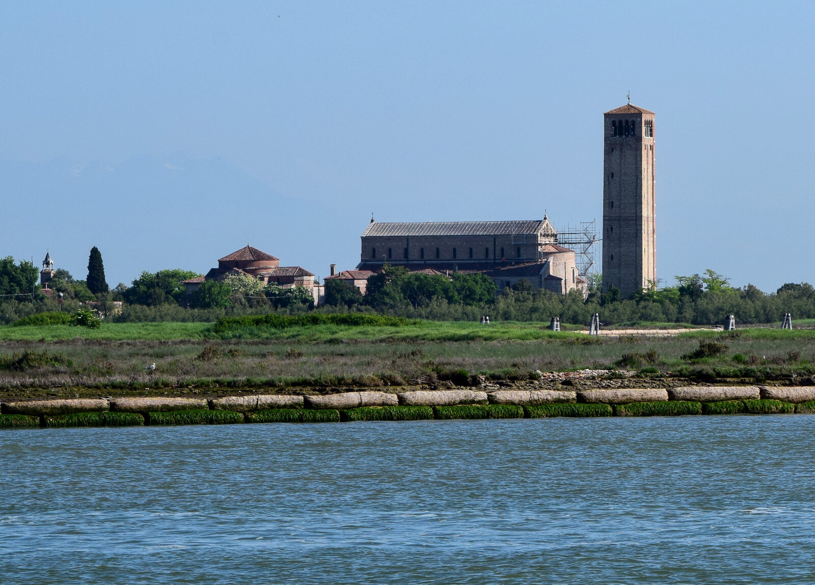 Mazzorbo : And in the opposite direction, you can spot Santa Maria Assunta on Torcello