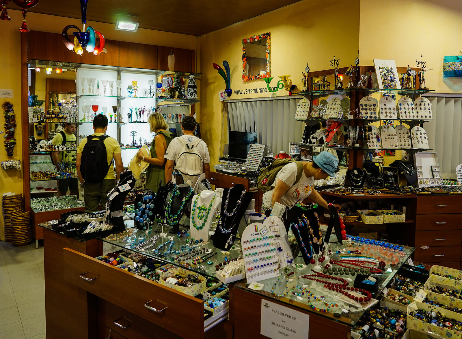 Murano : The rich array of artisan shops along Rio dei Vetrai invites you to indulge in glass souvenir shopping