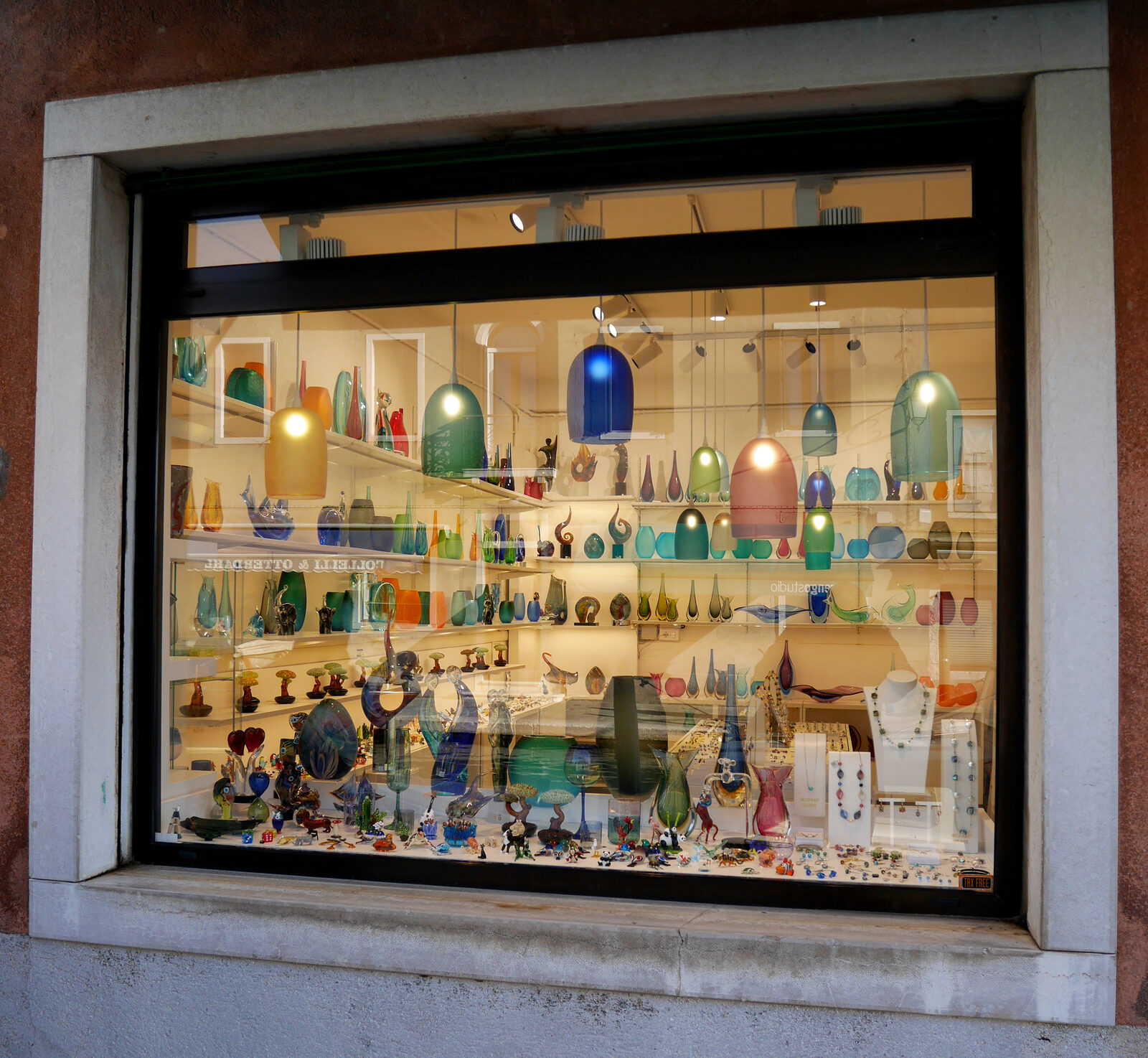 Murano : The range of prices is also wide, from souvenir shops to premium boutiques offering artisanal creations