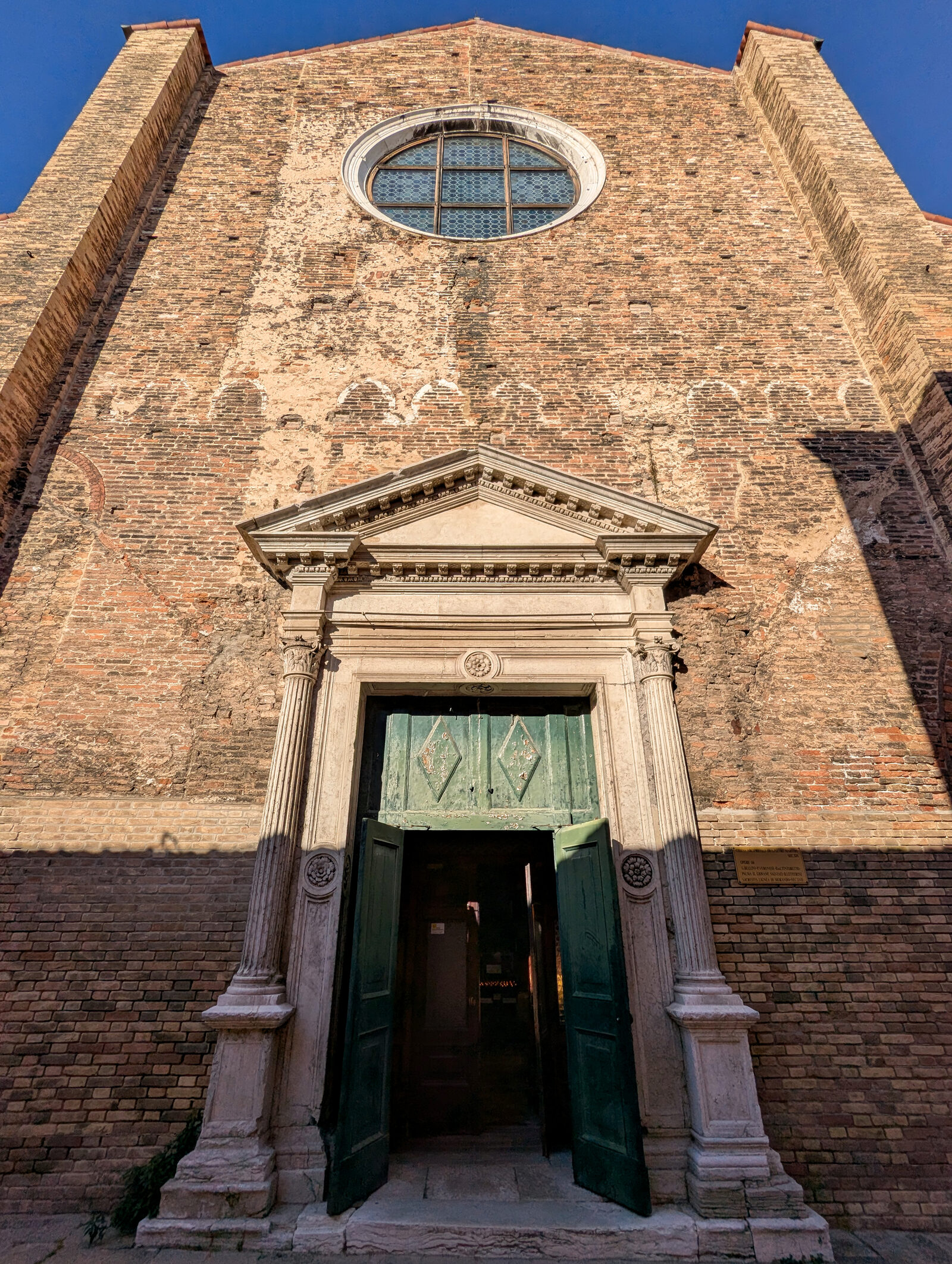 Murano : On your return to Campo Santo Stefano, don't miss San Pietro Martire, the largest church on Murano