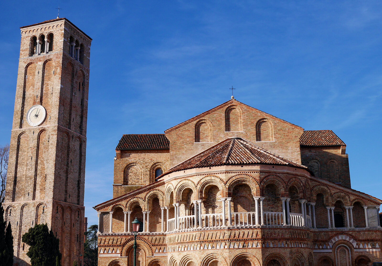 Murano : Nearby, the elegant Santi Maria e Donato stands out with the contrasting hues of Istrian stone and brick
