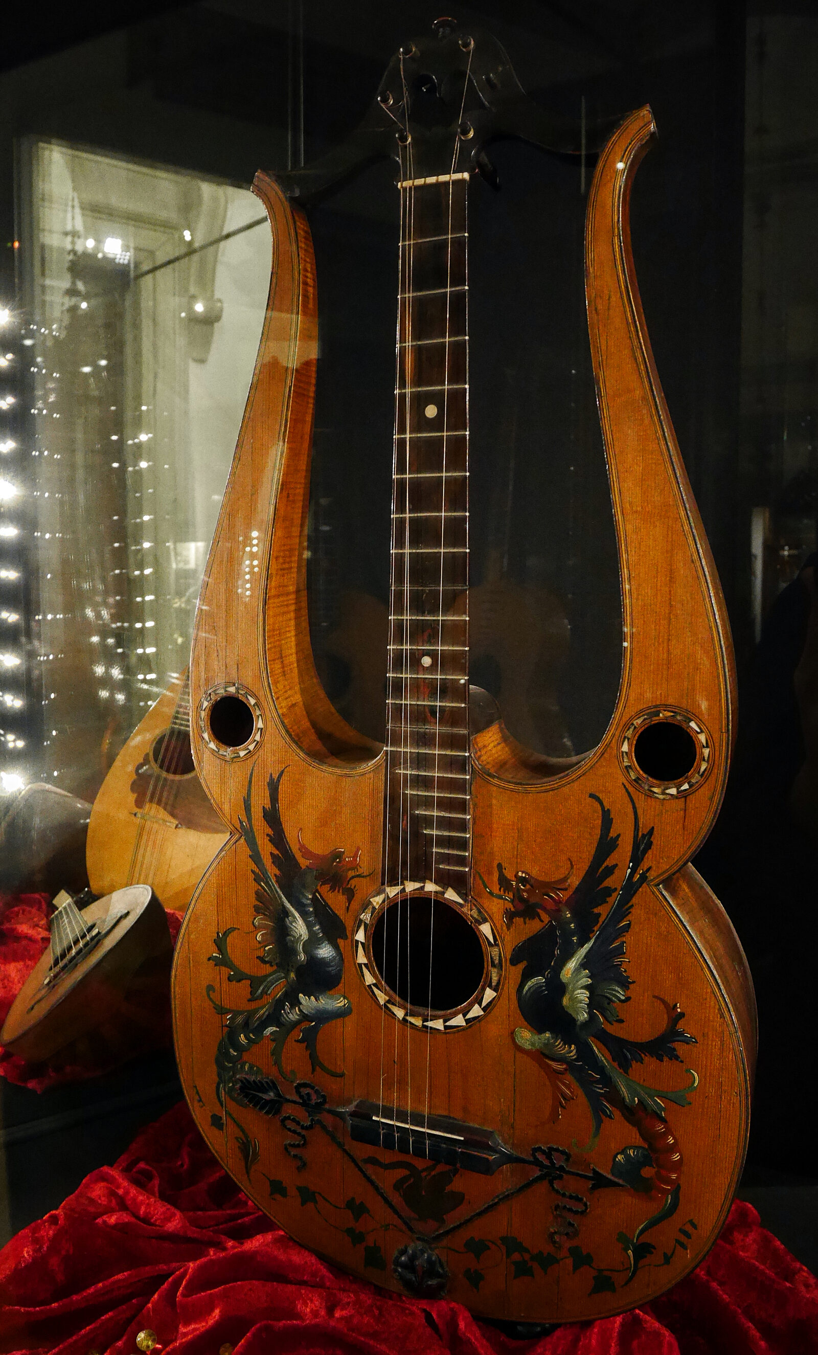 Music Museum : A guitar-lyre from 1815, crafted in the city of Vicenza