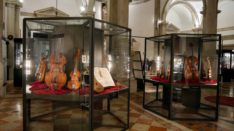 Museu da Música : A coleção do museu reúne 300 anos da tradição italiana de fabricação de violinos.