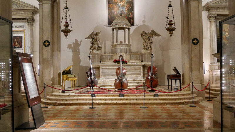 Museu da Música : A vista que recebe os visitantes ao entrar na antiga igreja de San Maurizio