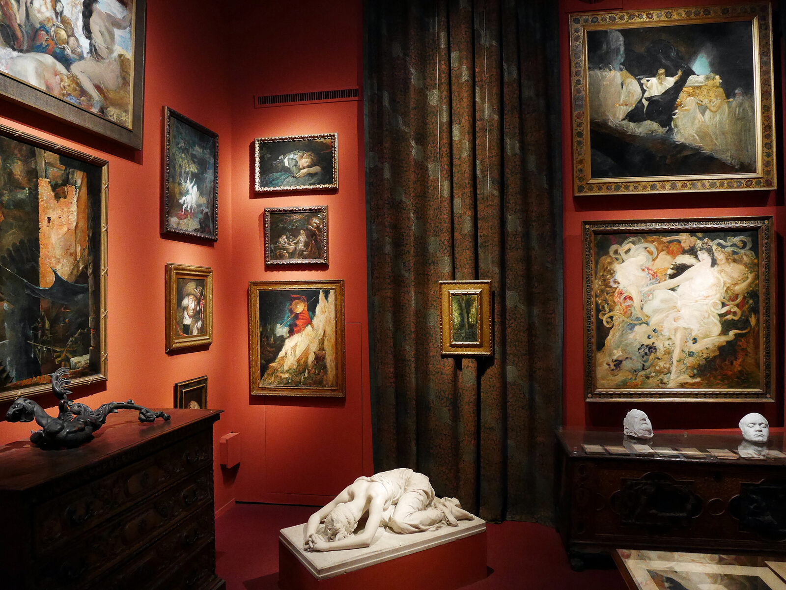 Palazzo Fortuny : A variety of paintings are on display