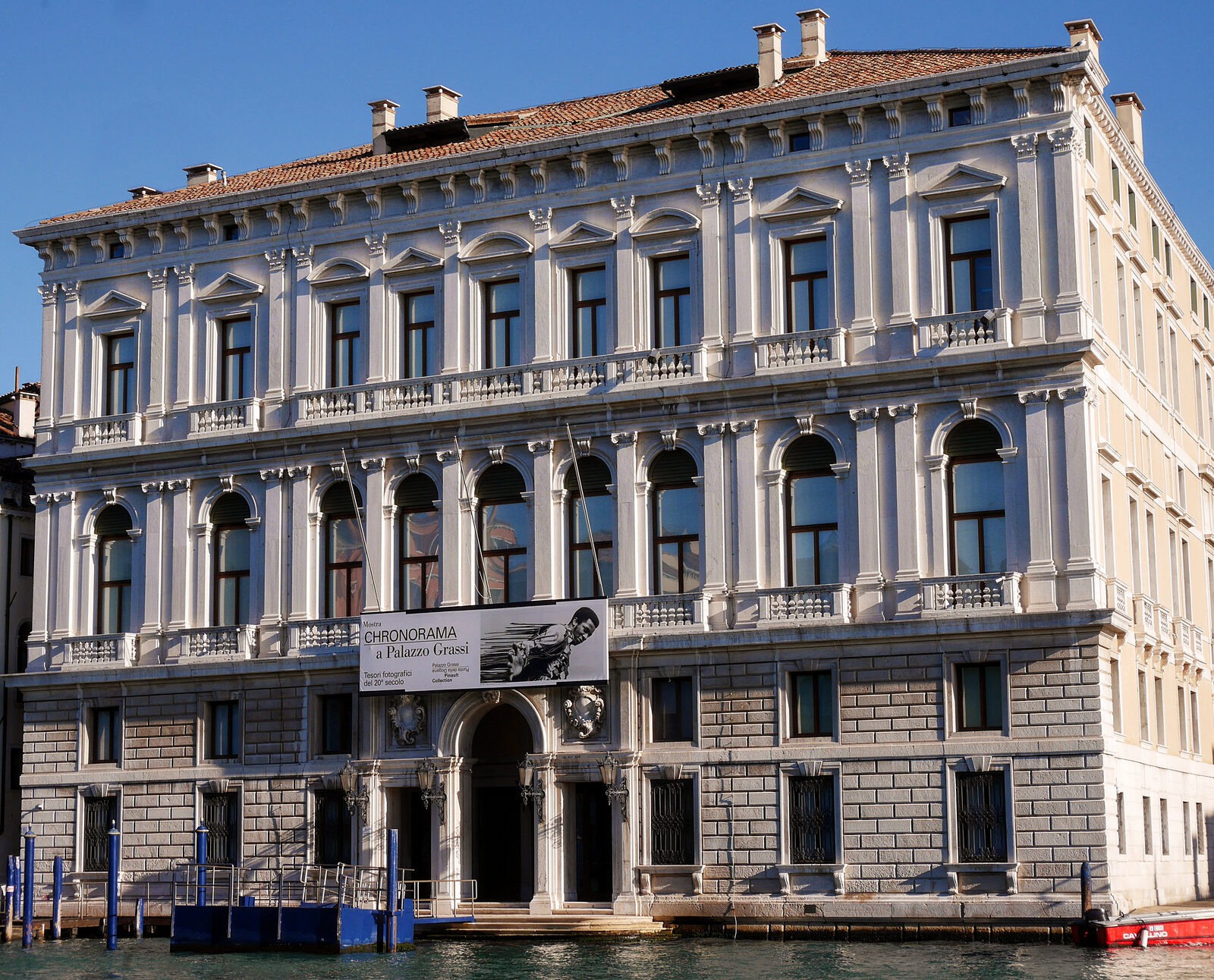 Palazzo Grassi : The grand facade overlooks Canal Grande, right vis-à-vis Ca' Rezzonico